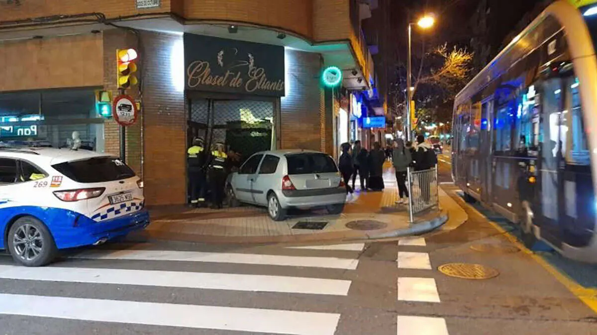 Los hechos se remontan a alrededor de las 20.45 horas cuando&nbsp;un turismo impact&oacute; contra la fachada y escaparate de una tienda de ropa del barrio San Jos&eacute;
