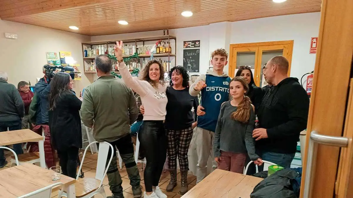 La due&ntilde;a del Bar Sala de Carenas (Zaragoza) ha venido desde Madrid para celebrar El Gordo de la Loter&iacute;a con los vecinos