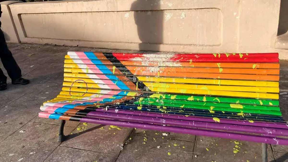 As&iacute; ha quedado el banco de Teruel con la bandera Lgtbi despu&eacute;s del acto vand&aacute;lico