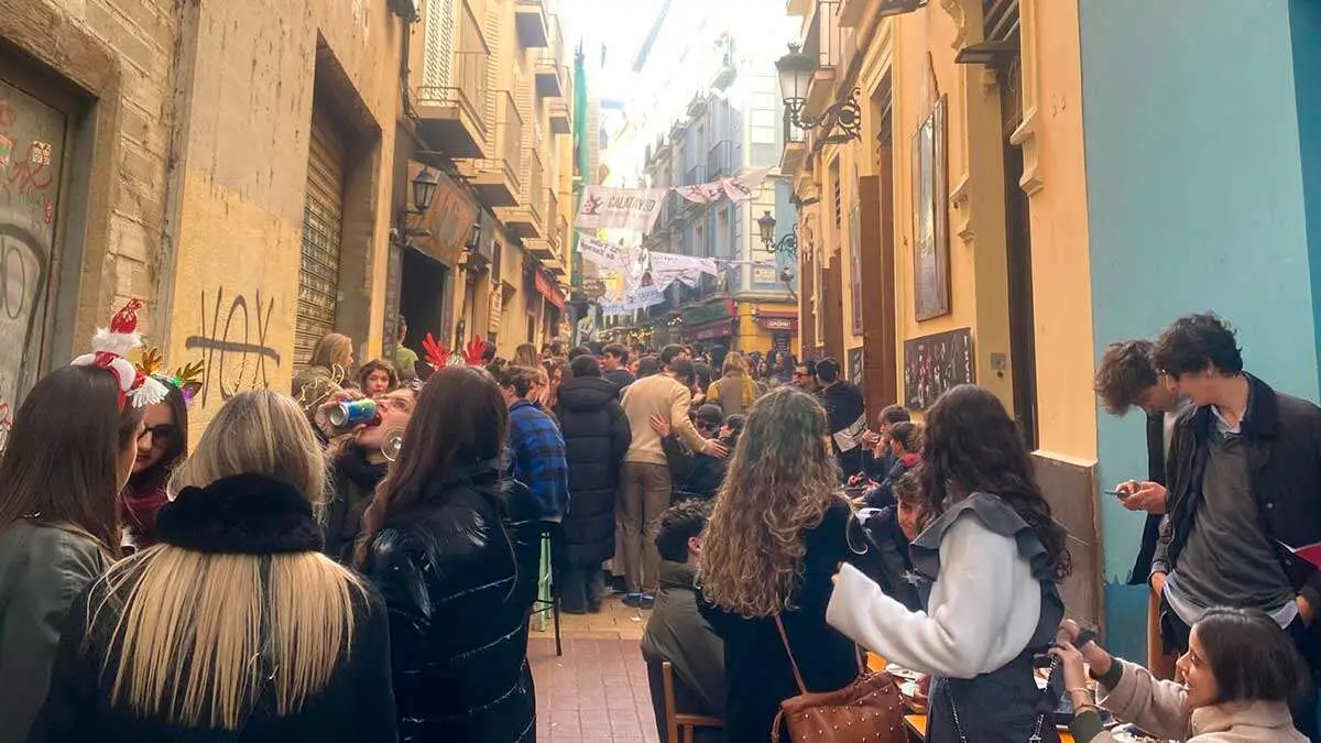La 'Tardebuena' en Zaragoza llena los bares y principales zonas de la capital aragonesa de m&uacute;sica y buen ambiente