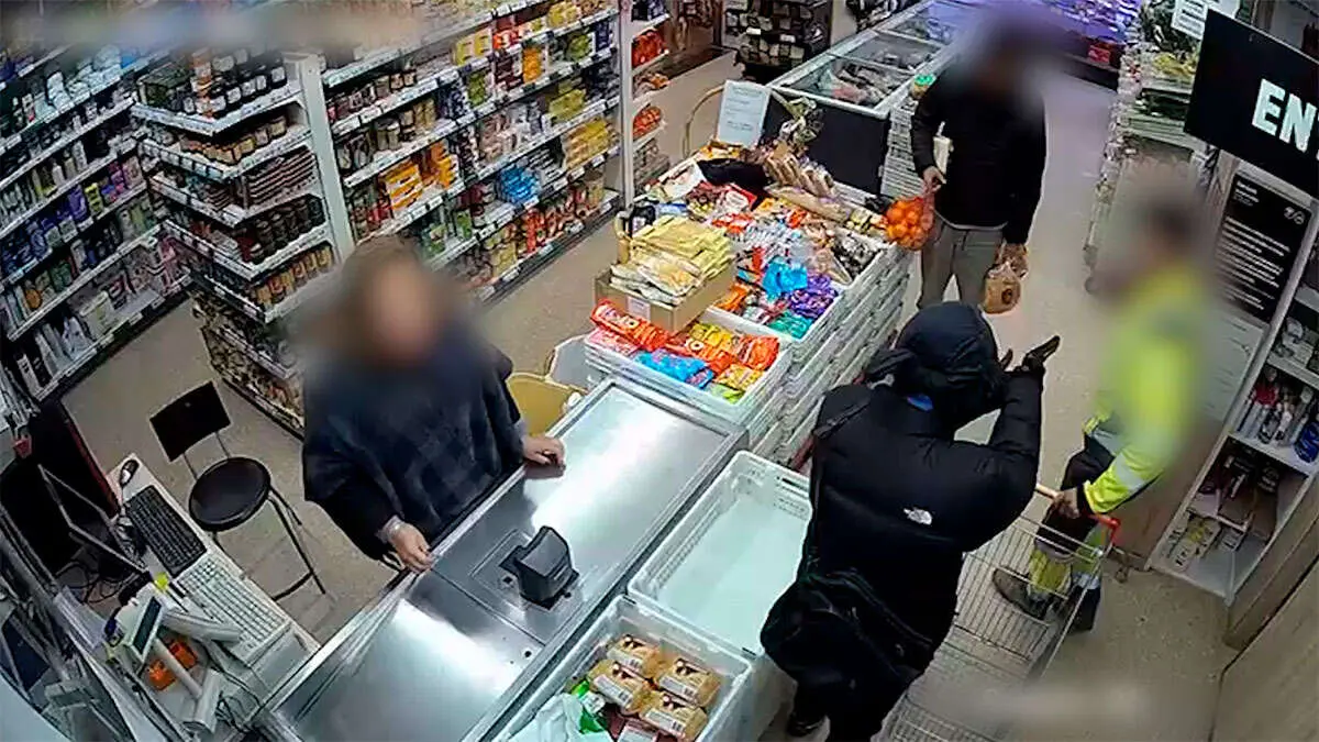 El atraco visto desde la c&aacute;mara de seguridad. Foto: Guardia Civil