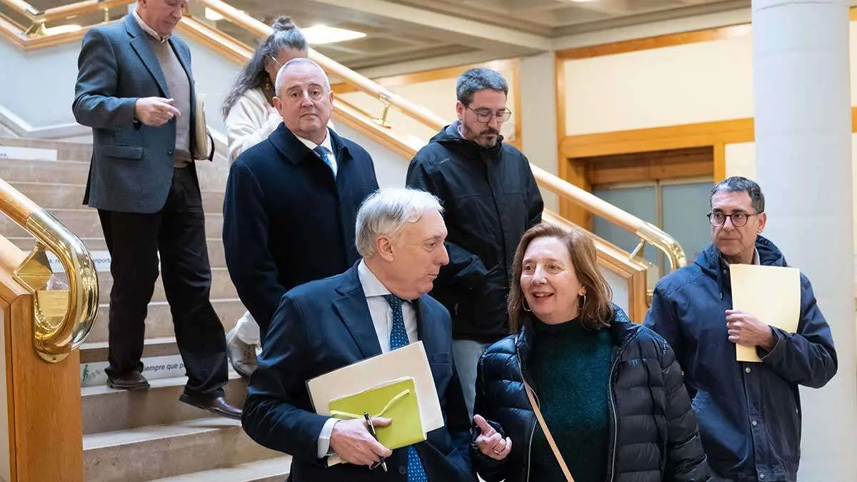 El consejero Octavio L&oacute;pez charla con la alcaldesa de de Fuentes de Ebro, Mar&iacute;a Pilar Palac&iacute;n, en el Edificio Pignatelli