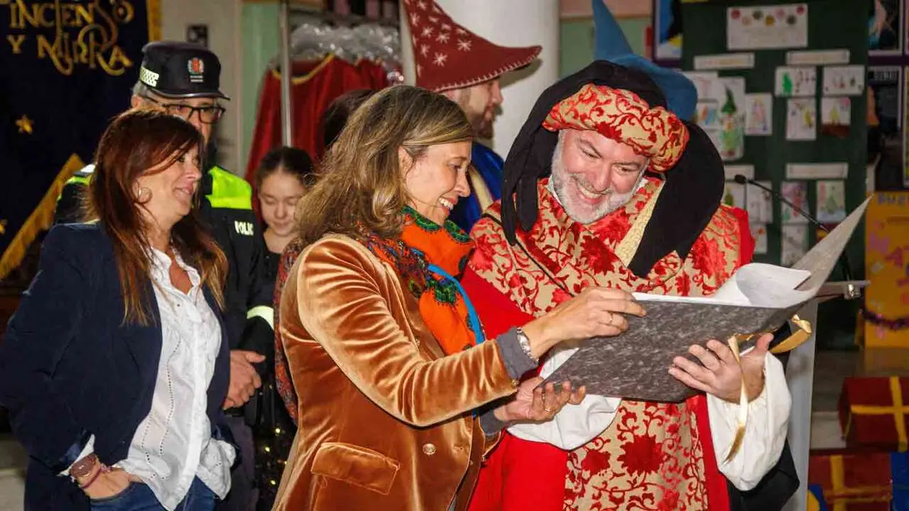 La alcaldesa en funciones, Mari&aacute;n Or&oacute;s, recibe al Embajador Real