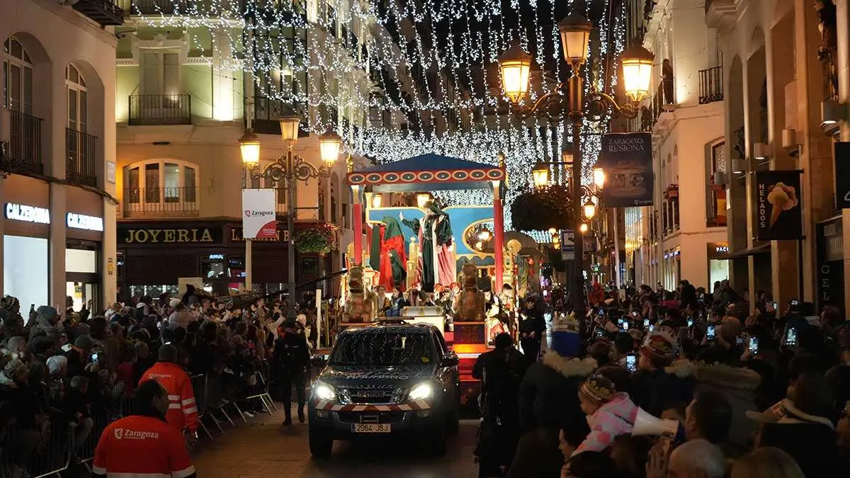 As&iacute; luc&iacute;a la calle Alfonso de Zaragoza tras la llegada de los Reyes Magos. Foto: Pilar &Aacute;lvarez