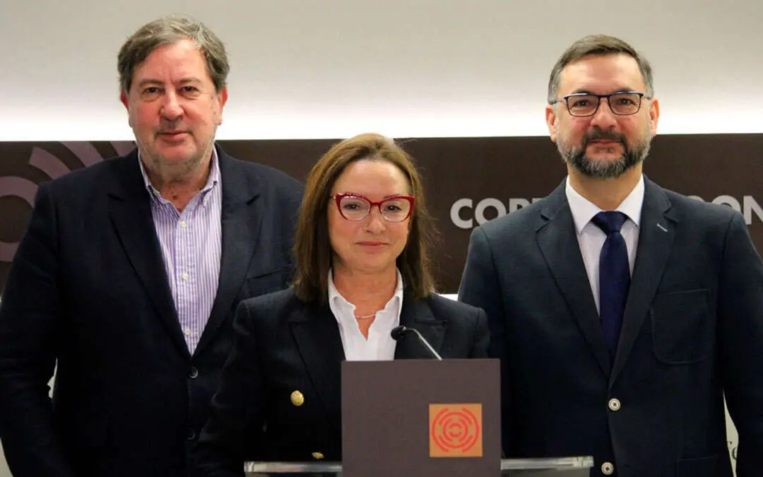 Carmen Rouco, junto a otros parlamentarios voxistas, este lunes en rueda de prensa. Foto: Vox Arag&oacute;n