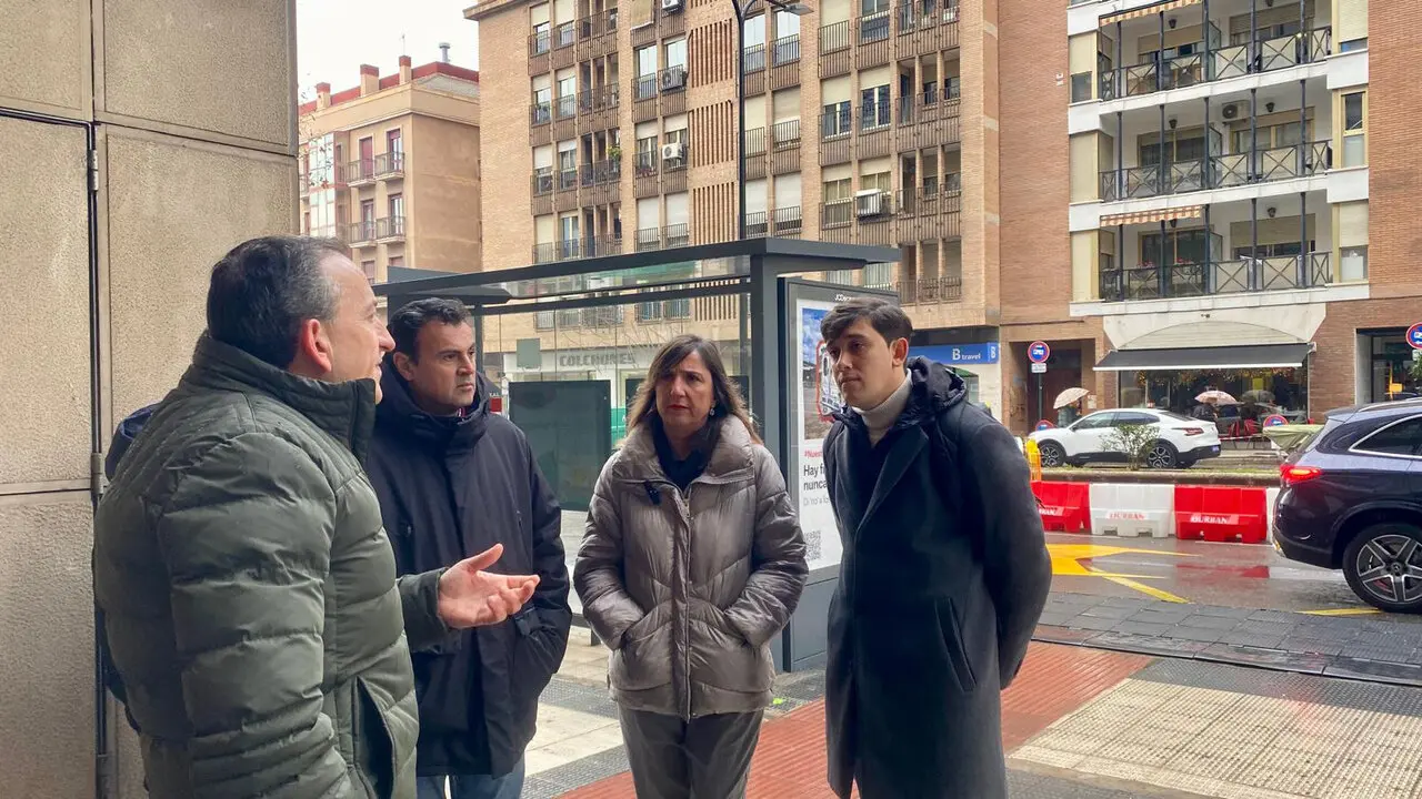 El PSOE junto a los representantes de vecinos y comerciantes de C&eacute;sar Augusto y alrededores.