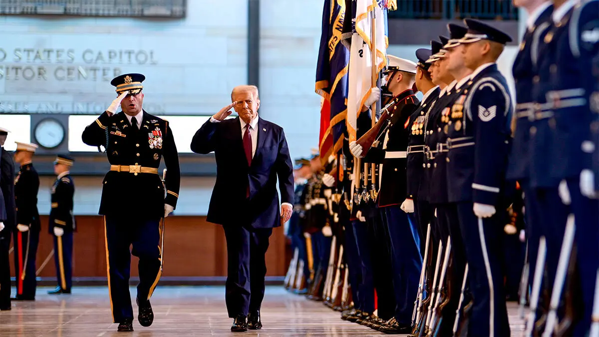 Trump saluda a los guardias en el Capitolio. Foto: Casa Blanca