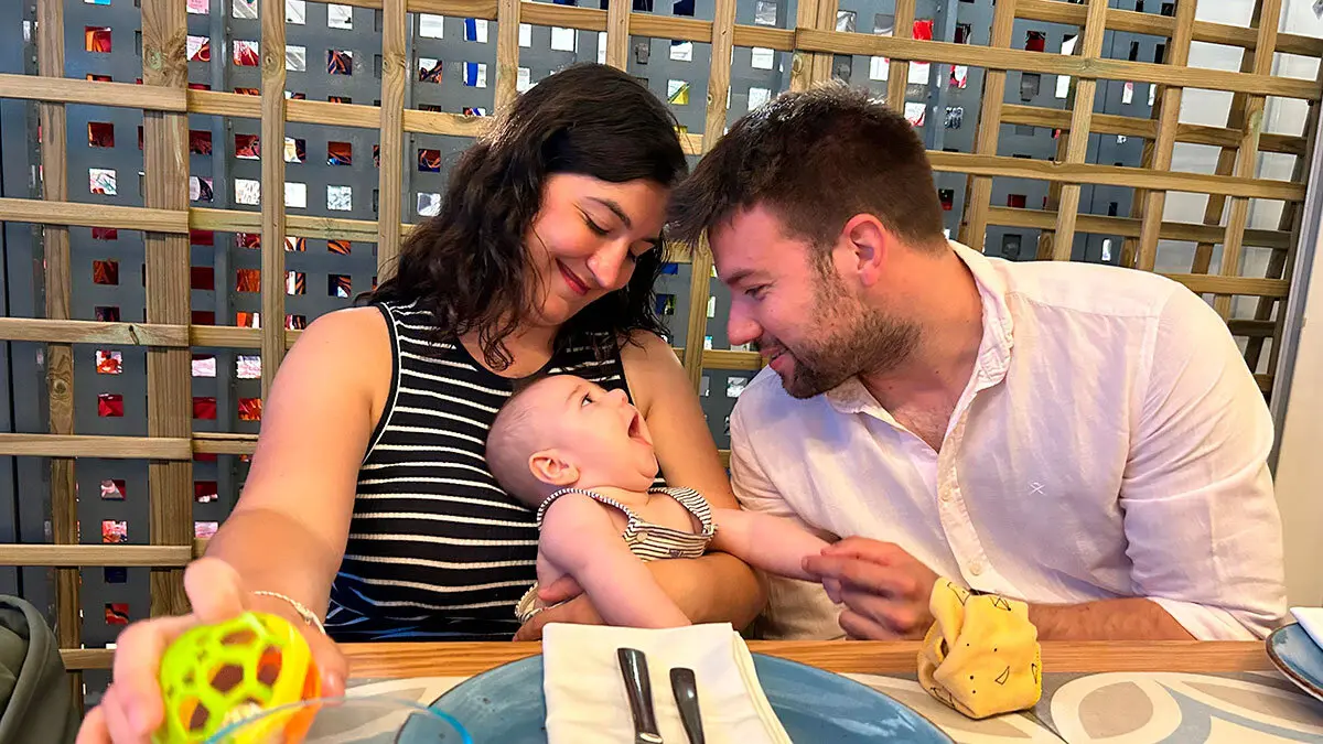 Hugo durante este verano junto a sus padres, Berta y Samuel