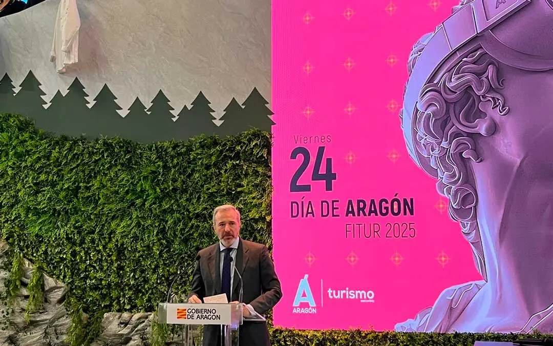 El presidente Azc&oacute;n, este viernes, durante el d&iacute;a de Arag&oacute;n en Fitur. Foto: Cristina Morte
