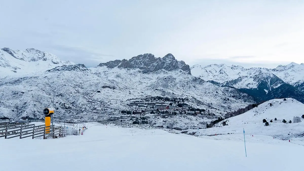 Una persona ha muerte este domingo tras quedar atrapada bajo un alud fuera de pistas en la estaci&oacute;n de Cerler (Benasque). Foto de Archivo