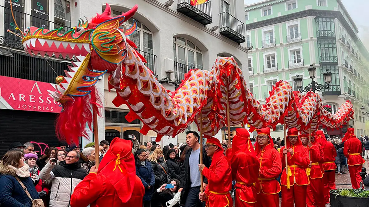 El desfile contar&aacute; con la popular y legendaria figura del drag&oacute;n marioneta gigante.