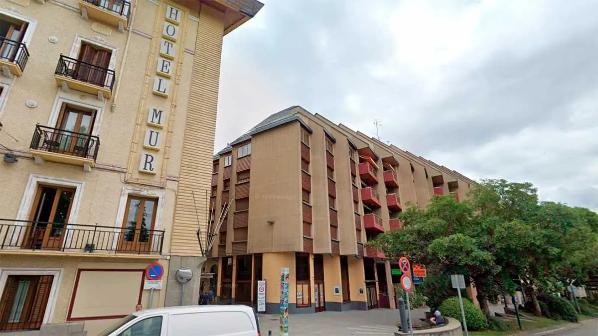 El hotel de Jaca donde se alojan las 16 migrantes y sus hijos donde, seg&uacute;n la DGA, no se cumplen las condiciones higi&eacute;nicas &oacute;ptimas.