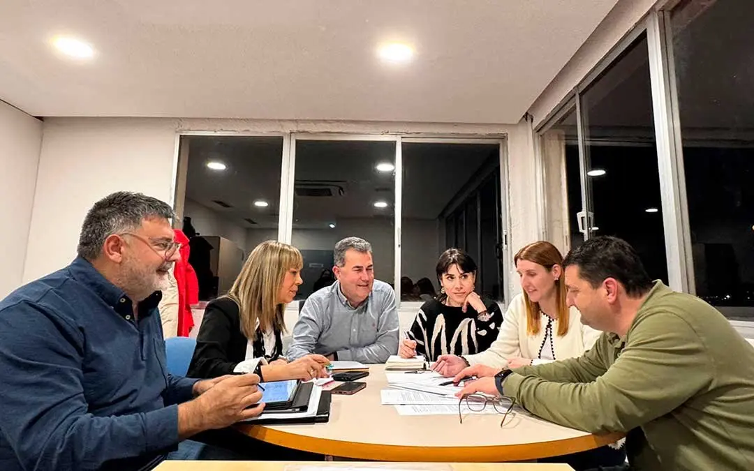 El equipo de Gobierno, trabajando en los Presupuestos. Foto: Ayto Alca&ntilde;iz