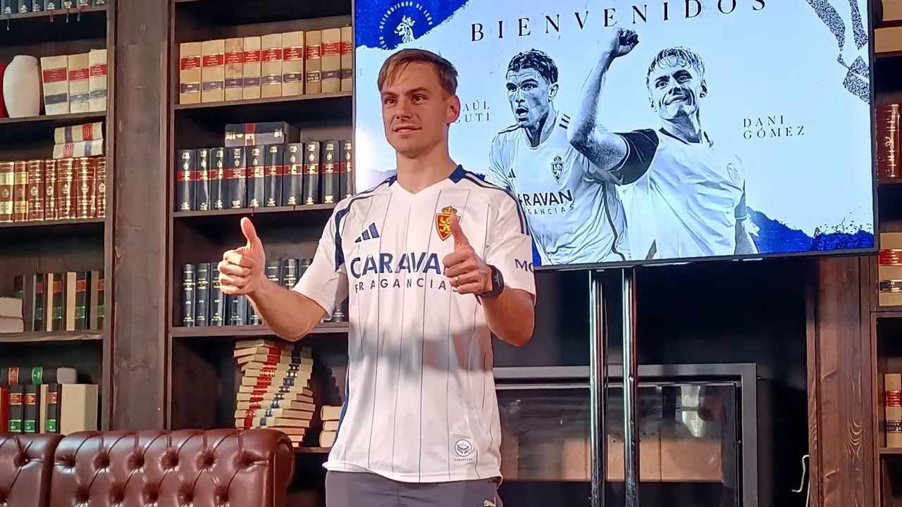 Dani G&oacute;mez en su presentaci&oacute;n como nuevo futbolista blanquillo