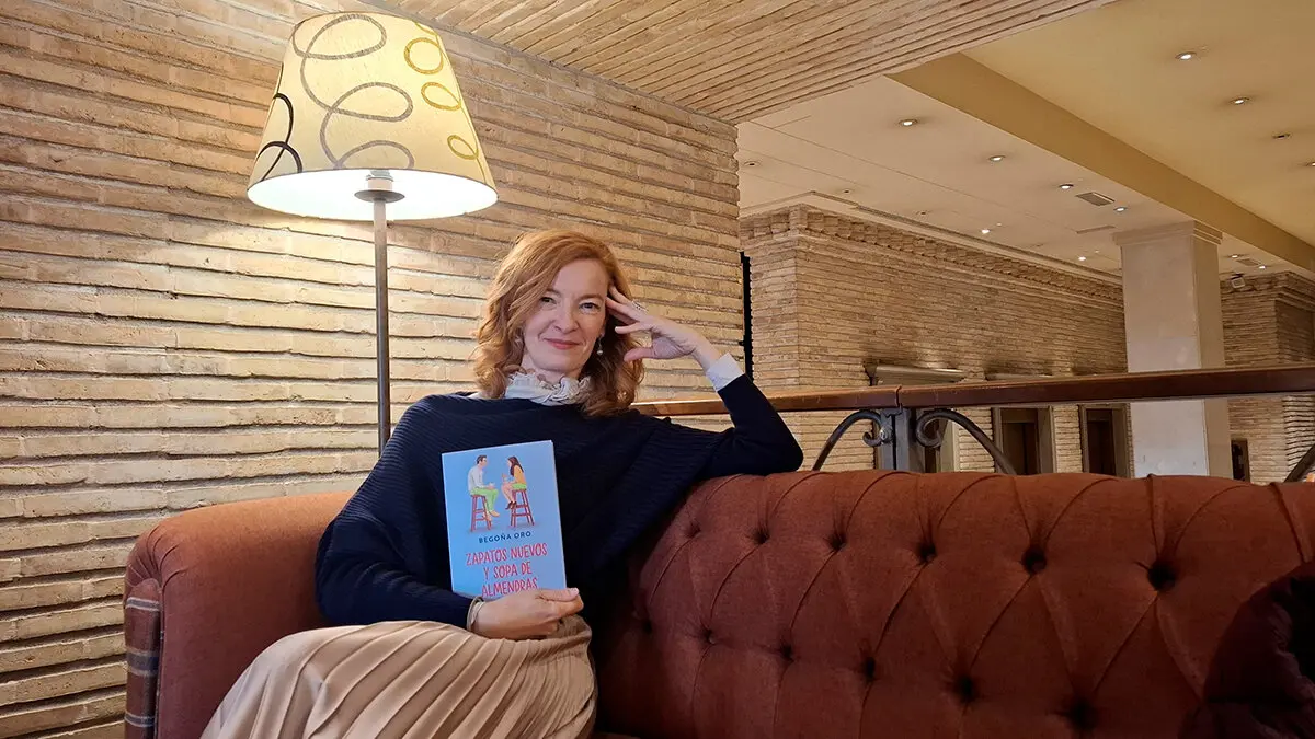 La escritora Bego&ntilde;a Oro presenta su primer libro dirigido al p&uacute;blico adulto