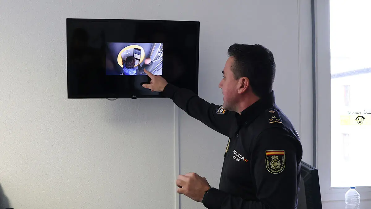 El Inspector Jefe del Grupo de Delincuencia Itinerante explica c&oacute;mo los delincuentes estafaban a sus v&iacute;ctimas con el m&eacute;todo "scalping". Foto: Pilar &Aacute;lvarez