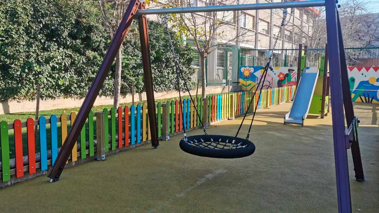 Entre los elementos instalados, destacan un tobog&aacute;n con torre y dos juegos de muelles, as&iacute; como un columpio nido