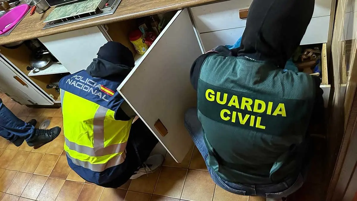 Uno de los registros se ha producido en Zaragoza, en el domicilio de la mujer del Guardia Civil detenido en Ceuta.