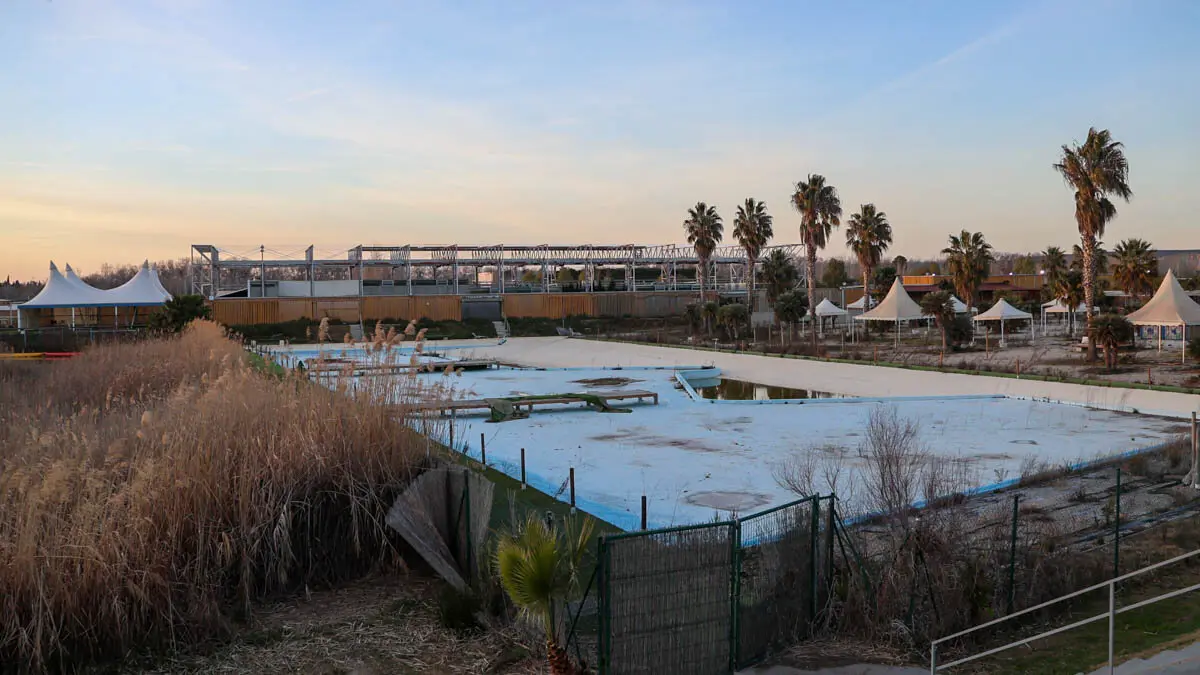 Las playas del Parque del Agua se encuentran totalmente abandonadas
