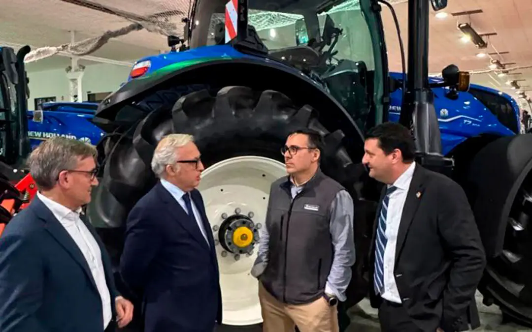 El presidente de la DPT, Joaqu&iacute;n Juste, el consejero de Agricultura, Javier Rinc&oacute;n, y el alcalde de Alca&ntilde;iz, Miguel &Aacute;ngel Estevan, junto a un expositor. Foto: DGA