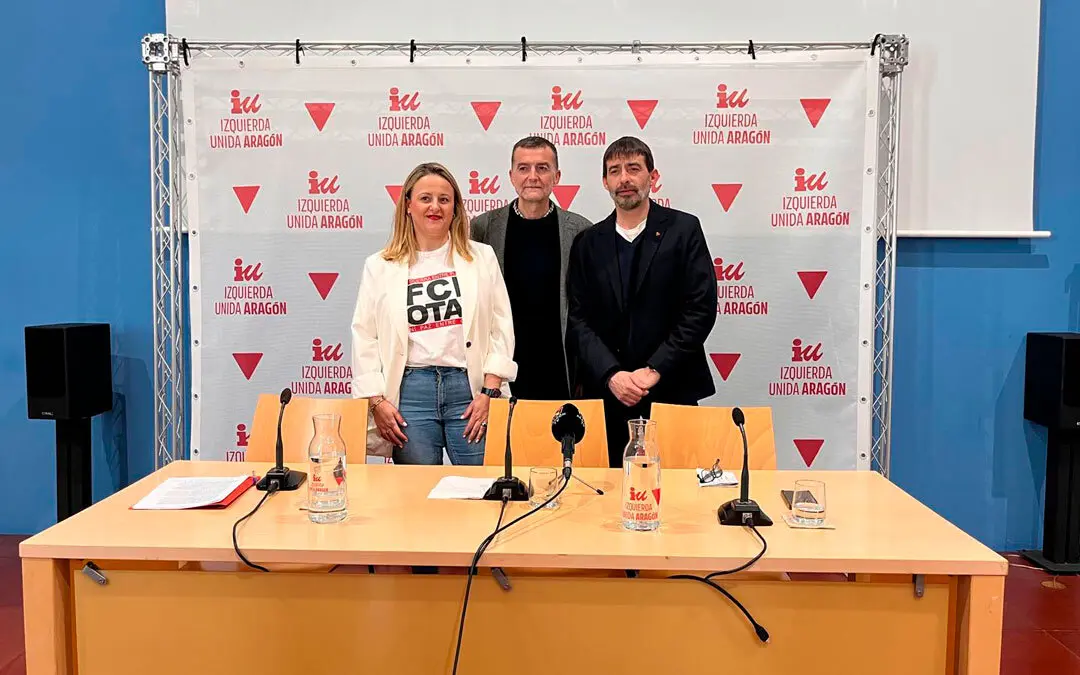 La portavoz del grupo municipal Zaragoza en Com&uacute;n (ZeC), Elena Tom&aacute;s, junto a el Coordinador Federal de Izquierda Unida, Antonio Ma&iacute;llo y el diputado y portavoz de IU Arag&oacute;n, &Aacute;lvaro Sanz. Foto: E.P.
