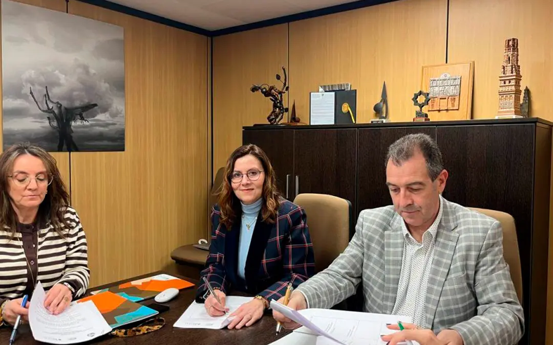 R&uacute;brica del pacto de funcionarios este martes en Caspe. Foto: Ayto Caspe