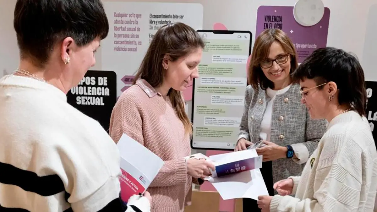 Mar&iacute;a Anto&ntilde;anzas, directora del IAM, junto a algunas trabajadoras del Caivis de Zaragoza. Mar&iacute;a Anto&ntilde;anzas, directora del IAM, junto a algunas trabajadoras del Caivis de Zaragoza. Foto: Fabi&aacute;n Sim&oacute;n