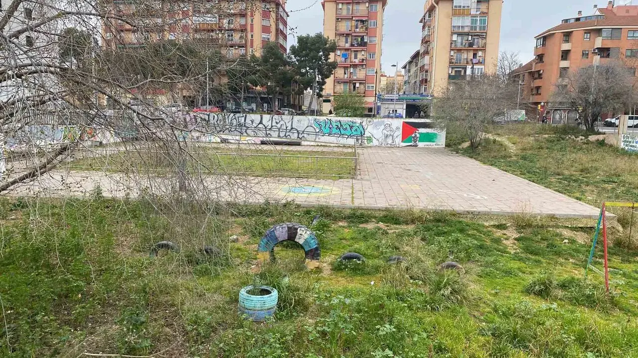 La zona est&aacute; abandonada desde que se sec&oacute; el laurel protagonista de la plaza