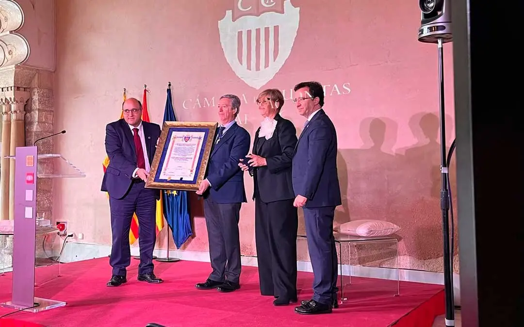 Alfonso Pe&ntilde;a ha recibido la medalla y el reconocimiento de la C&aacute;mra de Cuentas en el palacio de la Aljafer&iacute;a. Foto: E.P.