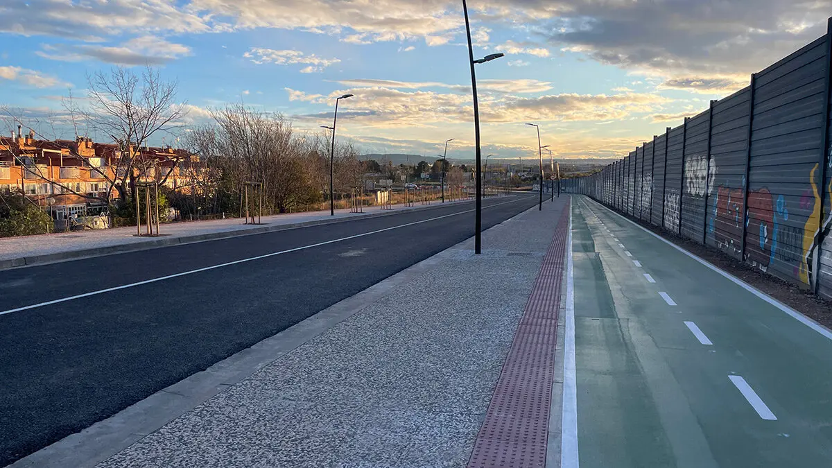 Tramo de la carretera del Aeropuerto que ya est&aacute; terminado, pero no abierto al tr&aacute;fico