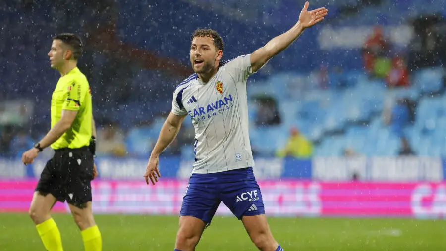 Keidi Bare indica una acci&oacute;n en La Romareda con el Real Zaragoza. Foto: LaLiga