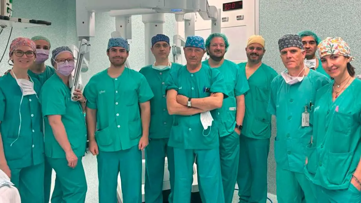 Equipo del Hospital Universitario Miguel Servet que ha llevado a cabo la intervenci&oacute;n. Fuente: DGA