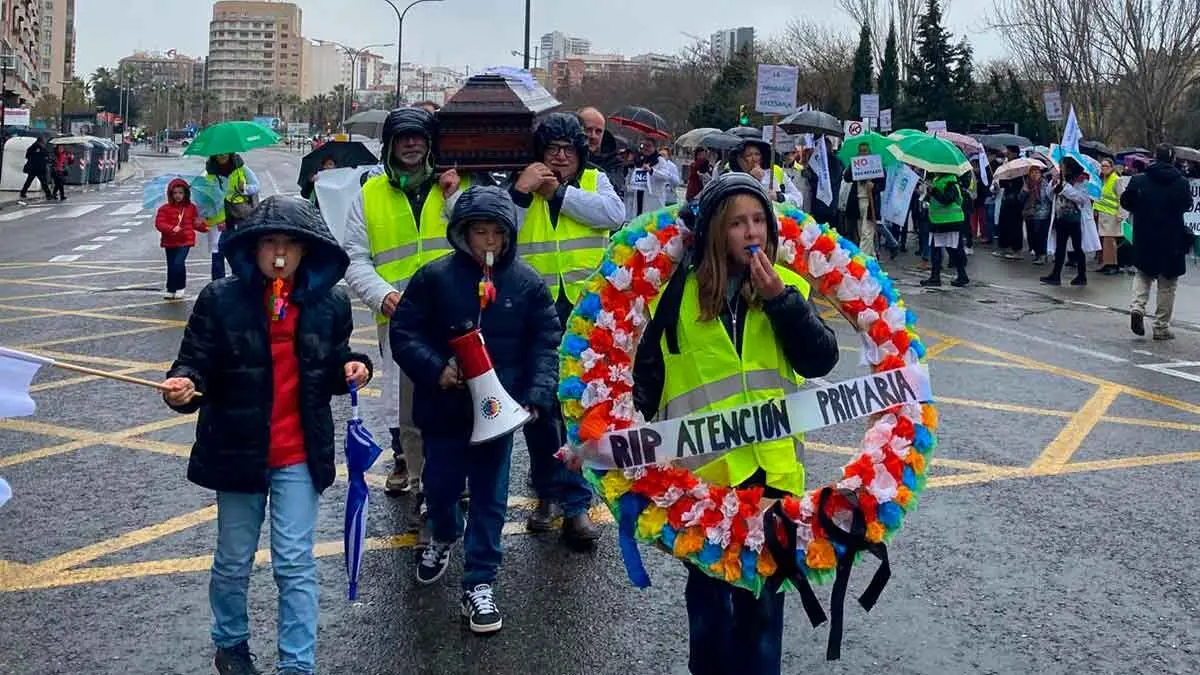 Los profesionales de medicina y enfermer&iacute;a de la sanidad p&uacute;blica aragonesa han tomado las calles para protestar contra el &lsquo;decretazo&rsquo; del consejero de Sanidad del Gobierno de Arag&oacute;n, Jos&eacute; Luis Bancalero
