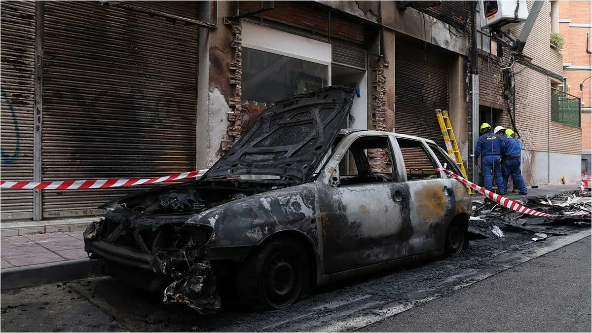 Un incendio en el barrio Casablanca de Zaragoza ha quemado cinco contenedores y ha causado da&ntilde;os en varias viviendas.