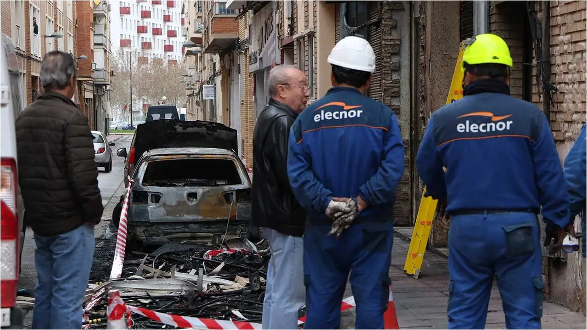 Cinco contenedores han ardido  en la madrugada de este viernes en la calle Tom&aacute;s Pelayo.