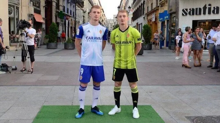 Los hermanos Vicente, en la presentaci&oacute;n de las camisetas del Real Zaragoza de la temporada 2019/20. Foto de archivo.