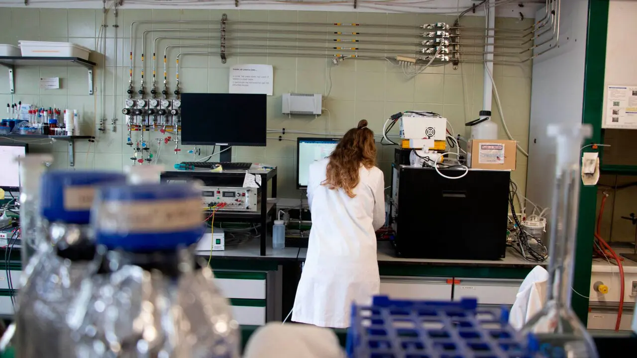 Cient&iacute;fica trabajando en un laboratorio
