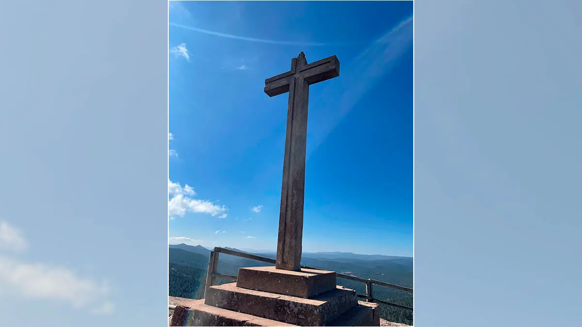 Cruz de Bezas en la Sierra de Albarrac&iacute;n. Foto de Archivo