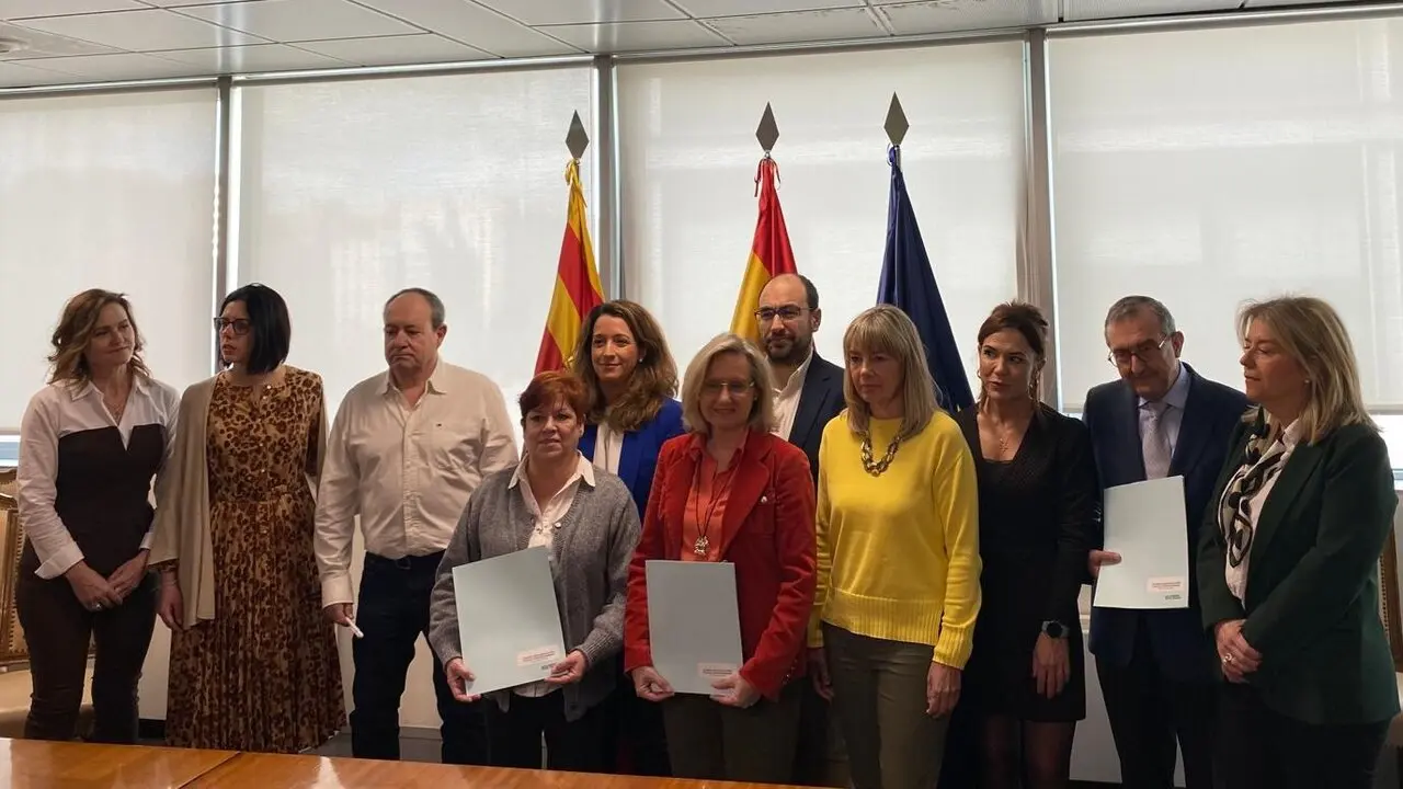 La gerente del Salud, Ana Castillo, en la firma del acuerdo de desconvocatoria de huelga.
