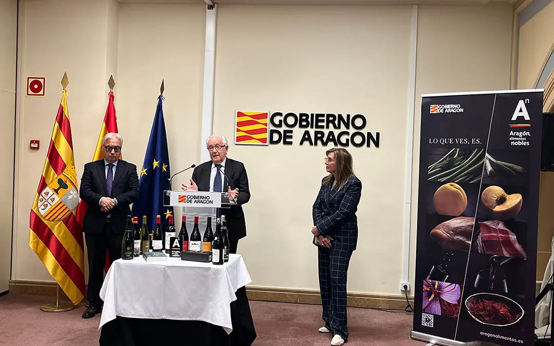 Jos&eacute; Pe&ntilde;&iacute;n, junto a Javier Rinc&oacute;n y Amparo Cuellar, durante la inauguraci&oacute;n del sal&oacute;n. Foto_ E.P.