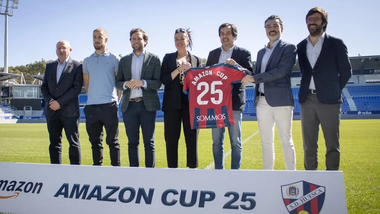 Presentaci&oacute;n en El Alcoraz de la Amazon Cup. Foto: S.D. Huesca.