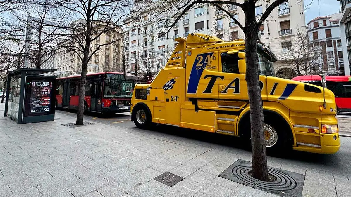 Un autob&uacute;s averiado de Zaragoza queda parado en mitad de plaza Espa&ntilde;a y provoca cortes en el tranv&iacute;a. Foto: Pablo Vel&aacute;zquez.