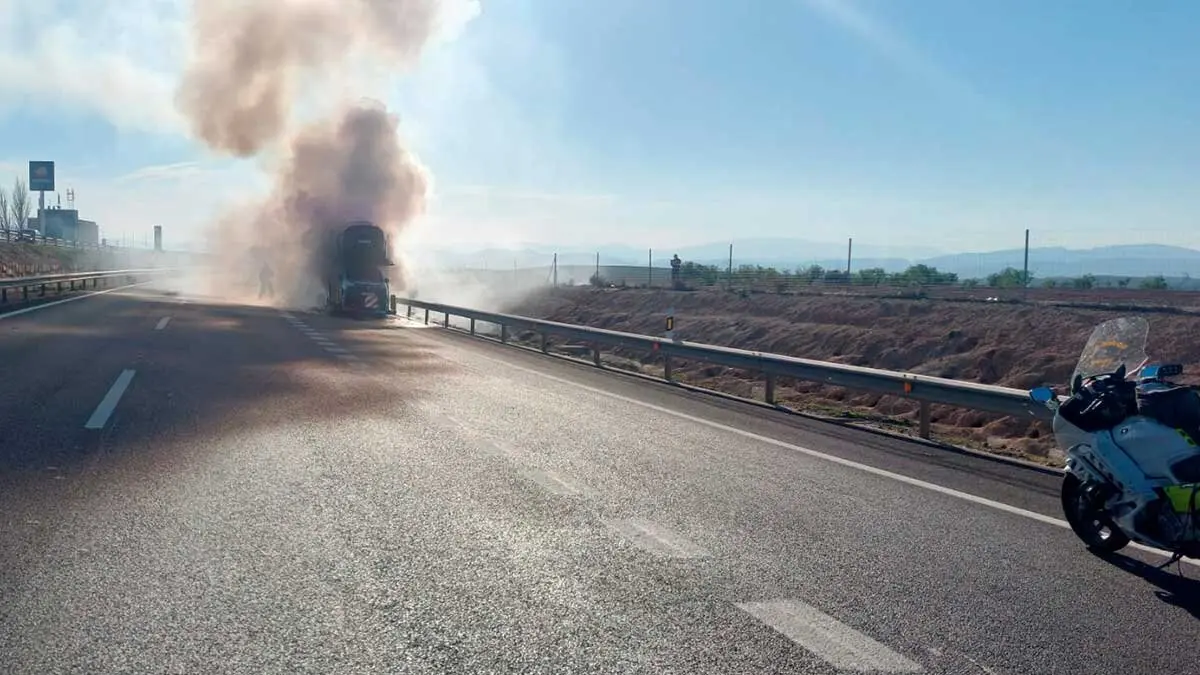 Un incendio sucedido el pasado martes por la tarde en un veh&iacute;culo porta-coches de veh&iacute;culos el&eacute;ctricos oblig&oacute; a cortar moment&aacute;neamente la A-2.