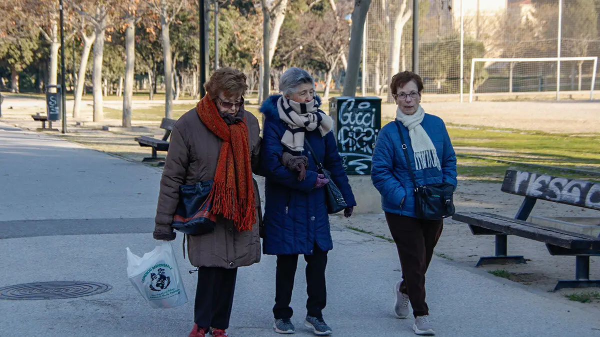 Tres personas mayores en Zaragoza. Foto: Pilar &Aacute;lvarez