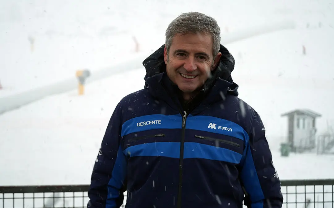 El presidente de ARAM&Oacute;N, Antonio  Jeric&oacute;, a los pies de la estaci&oacute;n de Anayet-Formigal. Foto: Javier Miranda