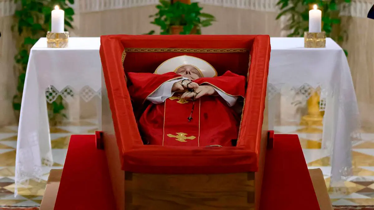 fportadaeretro-papa-francisco-santa-marta