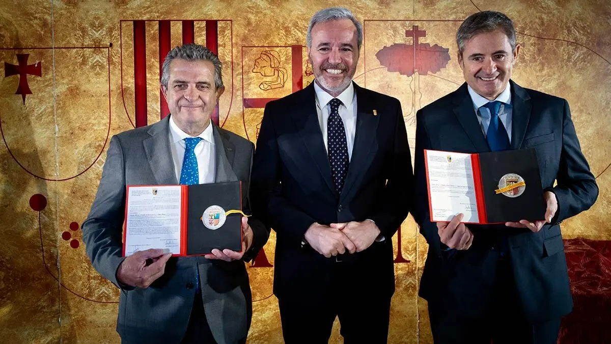 Azc&oacute;n y los representantes de Aram&oacute;n Formigal y el Teatro Olimpia. Foto: Fabi&aacute;n Sim&oacute;n (DGA)