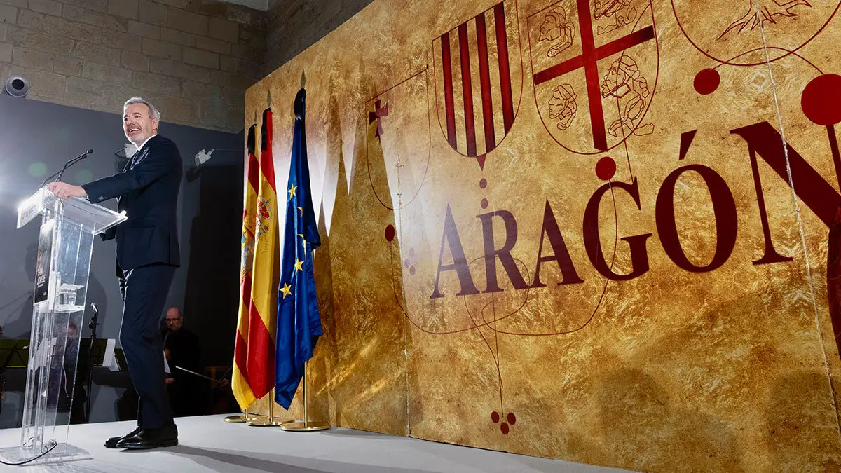 Azc&oacute;n, durante el acto de San Jorge en Huesca. Foto: Fabi&aacute;n Sim&oacute;n (DGA)