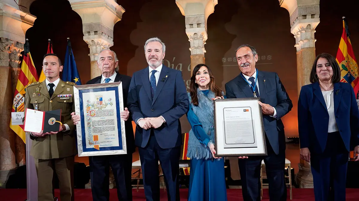 Foto de familia de los premiados, Azc&oacute;n, Fern&aacute;ndez y la justicia. Foto: Cortes de Arag&oacute;n