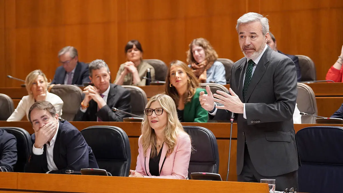 Azc&oacute;n durante la sesi&oacute;n de control. Foto: Cortes de Arag&oacute;n